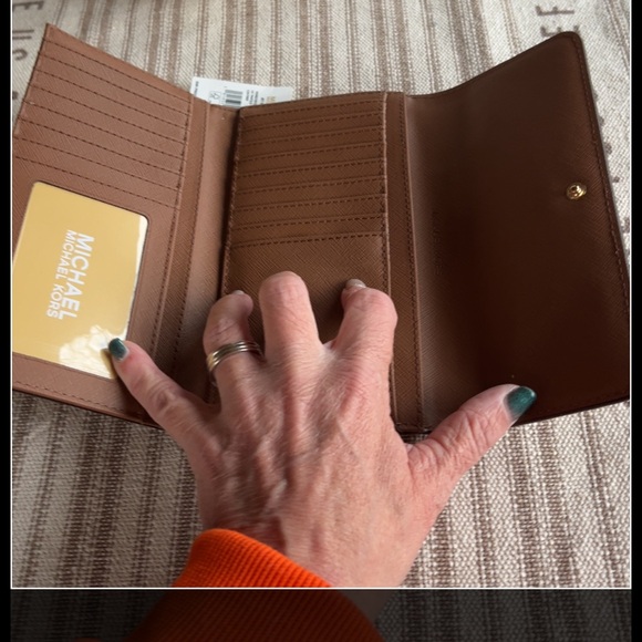 Michae Kors Jet Set Wallet - Picture 2 of 4